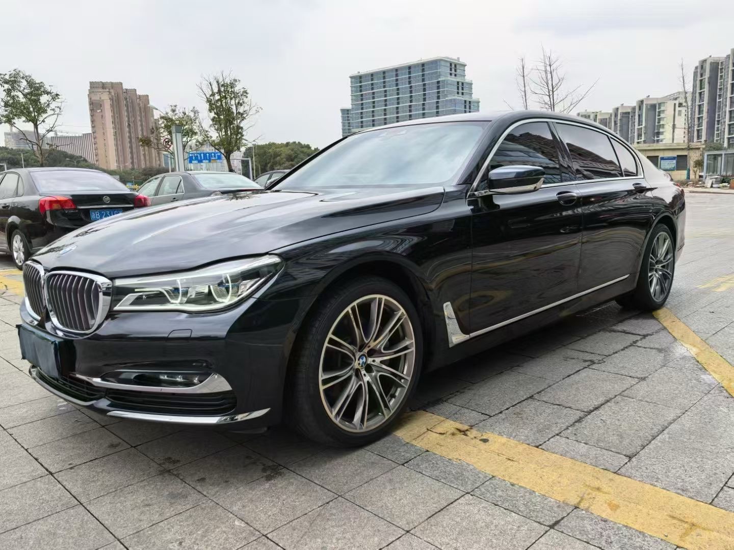 宝马7系 740Li [进口] 2018款 3.0T 自动 汽油 尊享型卓越套装 价格0万
