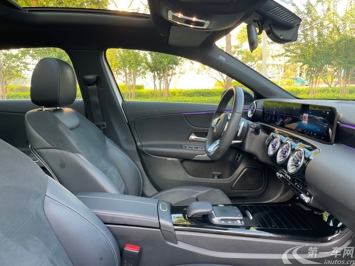 奔驰A级 A200L 2021款 1.3T 自动 运动轿车时尚型 (国Ⅵ) 