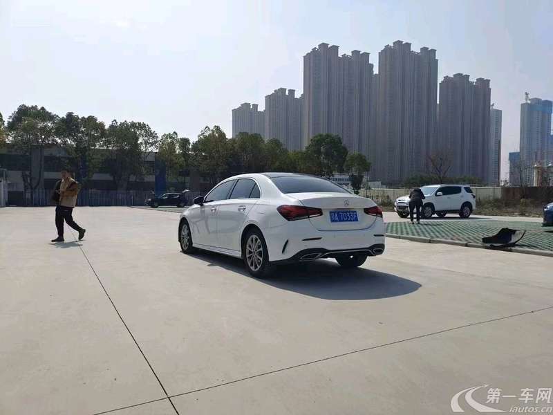 奔驰A级 A200L 2021款 1.3T 自动 运动轿车时尚型 (国Ⅵ) 
