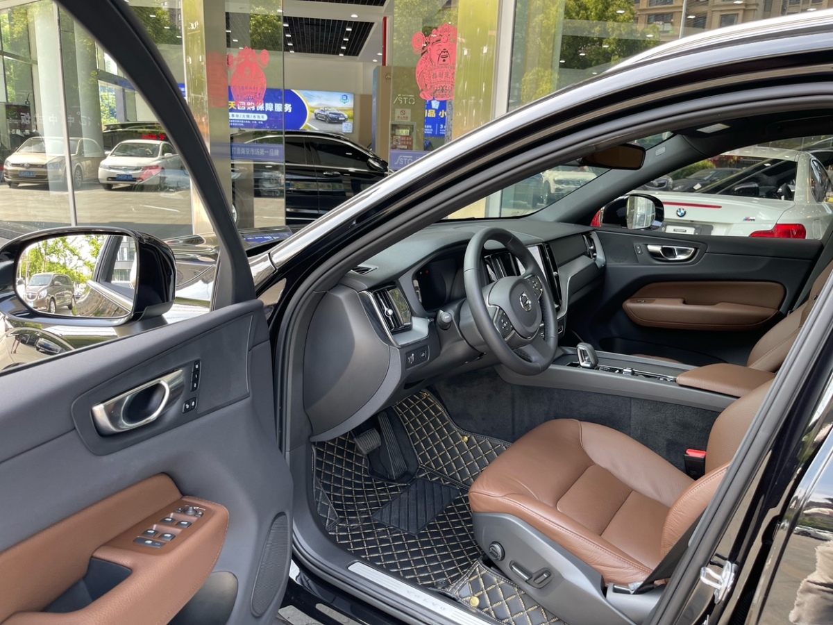 沃尔沃XC60 B5 2022款 2.0T 自动 智逸豪华版 价格0万 