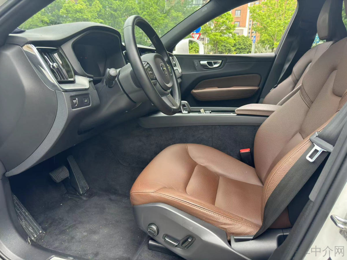 沃尔沃XC60 B5 2022款 2.0T 自动 智逸运动版 价格0万 