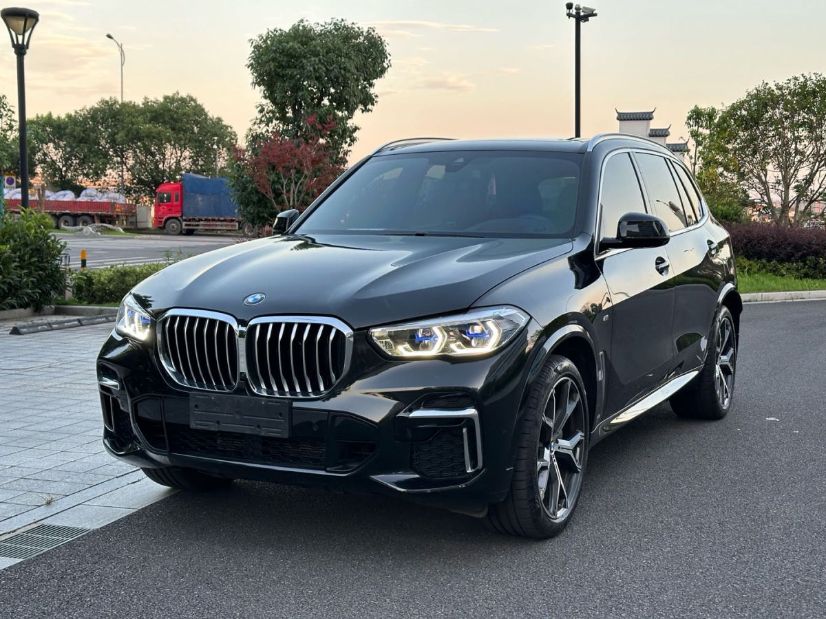 宝马X5 xDrive30Li 2023款 2.0T 自动 尊享型M运动曜夜套装 价格0万