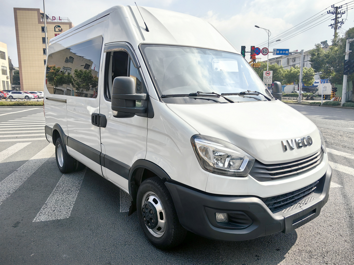 依维柯依维柯 2021款 2.5T 手动 客车长轴中顶双胎手动门 价格0万 
