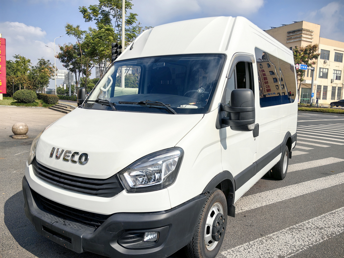 依维柯依维柯 2021款 2.5T 手动 客车长轴中顶双胎手动门 价格0万