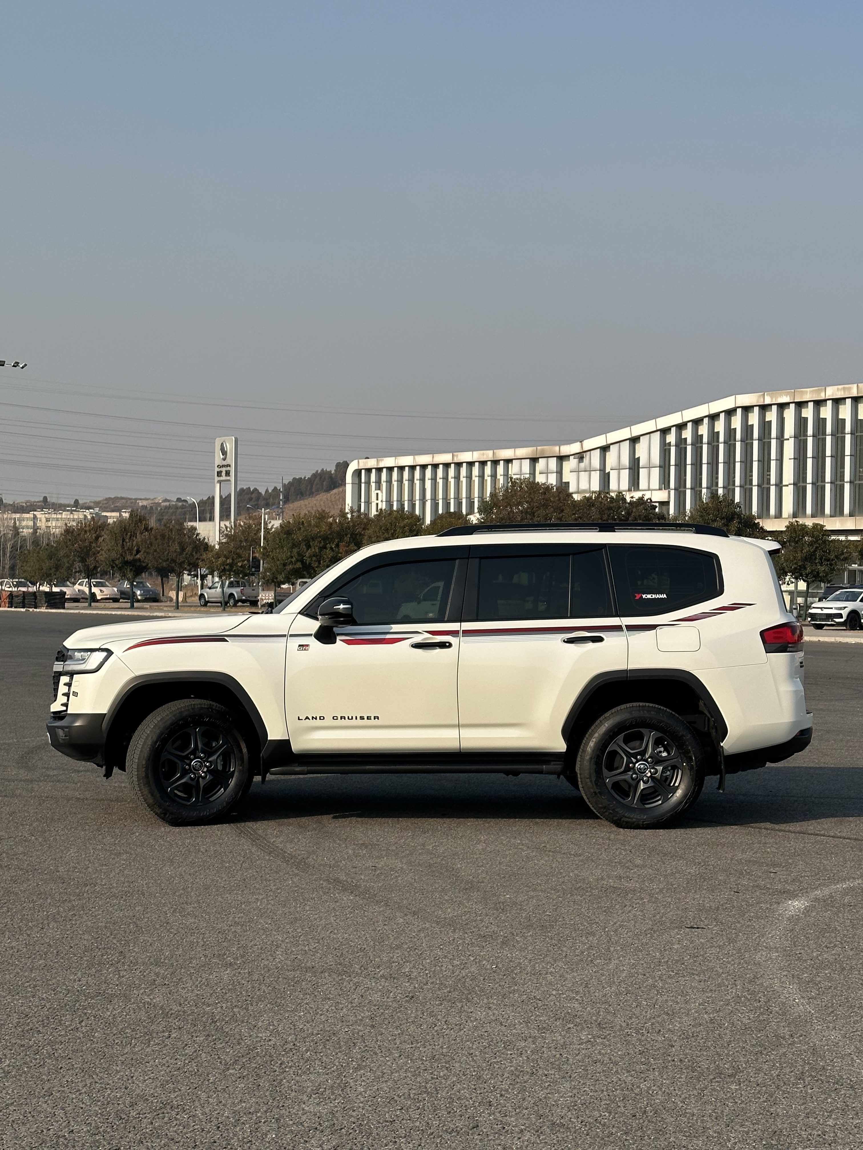 丰田陆地巡洋舰 LC300 [进口] 2022款 3.5T 自动 四驱 GR中东版平行进口价格0万 