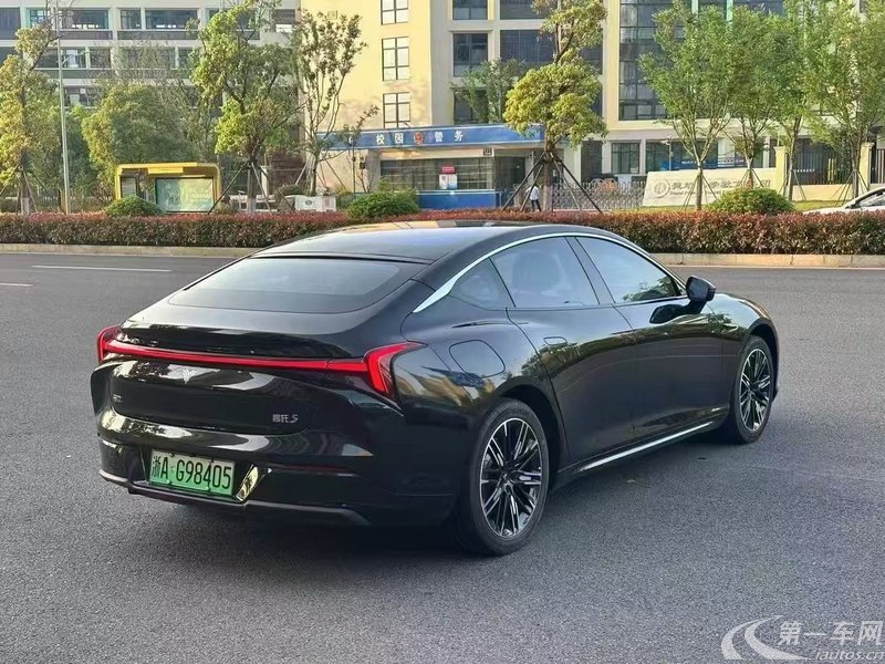 哪吒S 2024款 自动 1060版 油电混合 